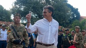 El Presidente Rodrigo Paz Pereira saludando durante un acto oficial
