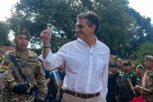 El Presidente Rodrigo Paz Pereira saludando durante un acto oficial