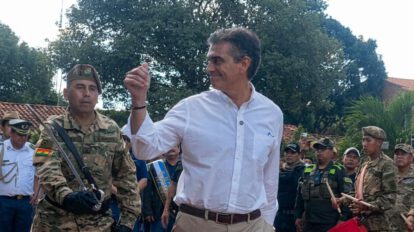 El Presidente Rodrigo Paz Pereira saludando durante un acto oficial
