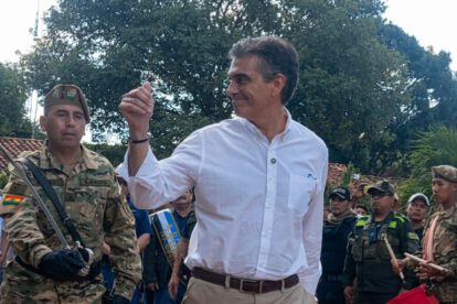 El Presidente Rodrigo Paz Pereira saludando durante un acto oficial