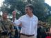 El Presidente Rodrigo Paz Pereira saludando durante un acto oficial