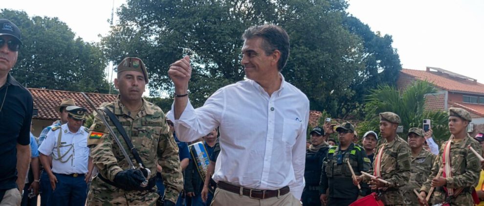 El Presidente Rodrigo Paz Pereira saludando durante un acto oficial