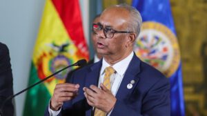 El secretario general de la Organización de los Estados Americanos (OEA), Albert Ramdin, habla durante una rueda de prensa en La Paz
