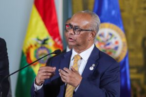 El secretario general de la Organización de los Estados Americanos (OEA), Albert Ramdin, habla durante una rueda de prensa en La Paz