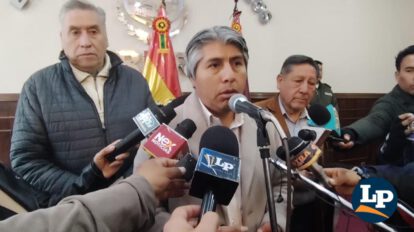 autoridades en conferencia de prensa