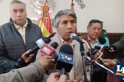 autoridades en conferencia de prensa