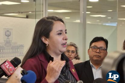 La diputada Cecilia Vargas en conferencia de prensa