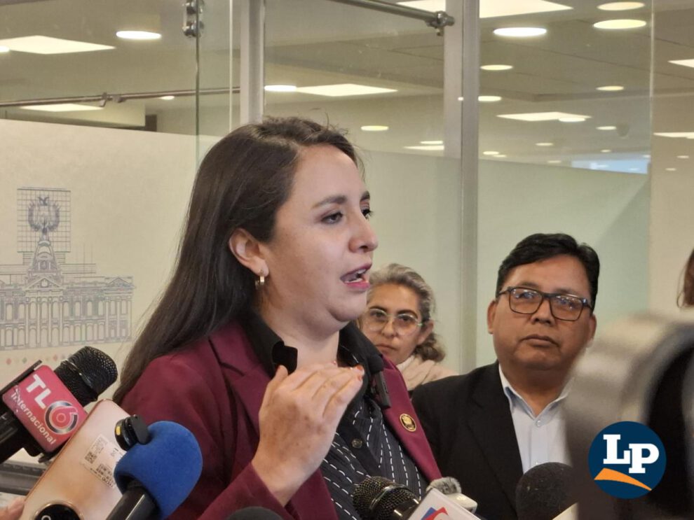 La diputada Cecilia Vargas en conferencia de prensa