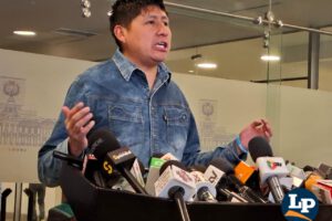 El diputado Copa en conferencia de prensa