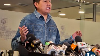 El diputado Copa en conferencia de prensa