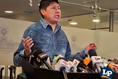 El diputado Copa en conferencia de prensa
