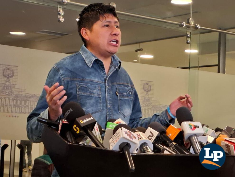El diputado Copa en conferencia de prensa