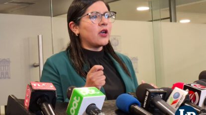 La diputada Claros en conferencia de prensa