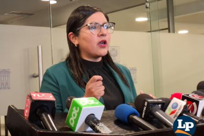 La diputada Claros en conferencia de prensa