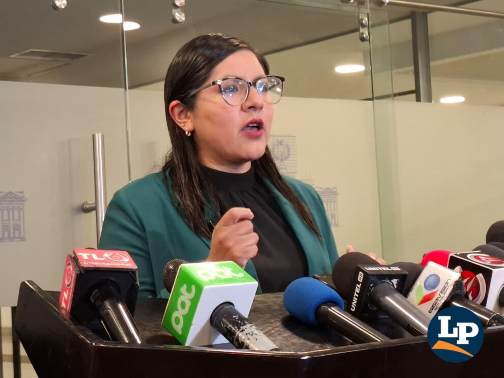 La diputada Claros en conferencia de prensa