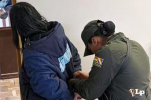 Imagen de una de las detenidas