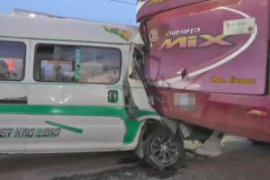 Colisión de un minibus y un bus