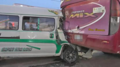 Colisión de un minibus y un bus