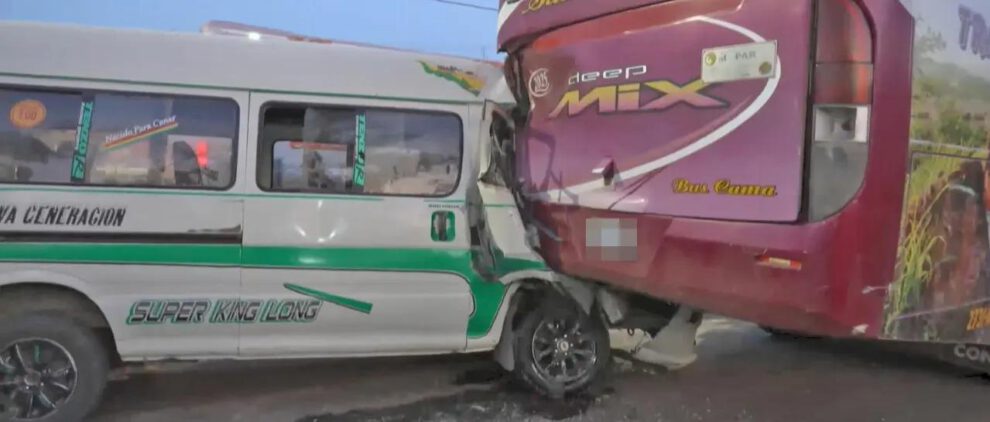 Colisión de un minibus y un bus
