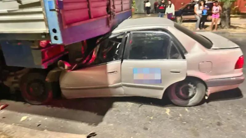 Colisión de un vehiculo contra un camión
