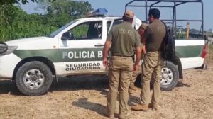 Dos personas y un auto de policia