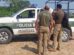 Dos personas y un auto de policia