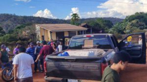 Un grupo de personas con un auto