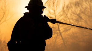 Un bombero en un incendio