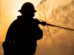 Un bombero en un incendio