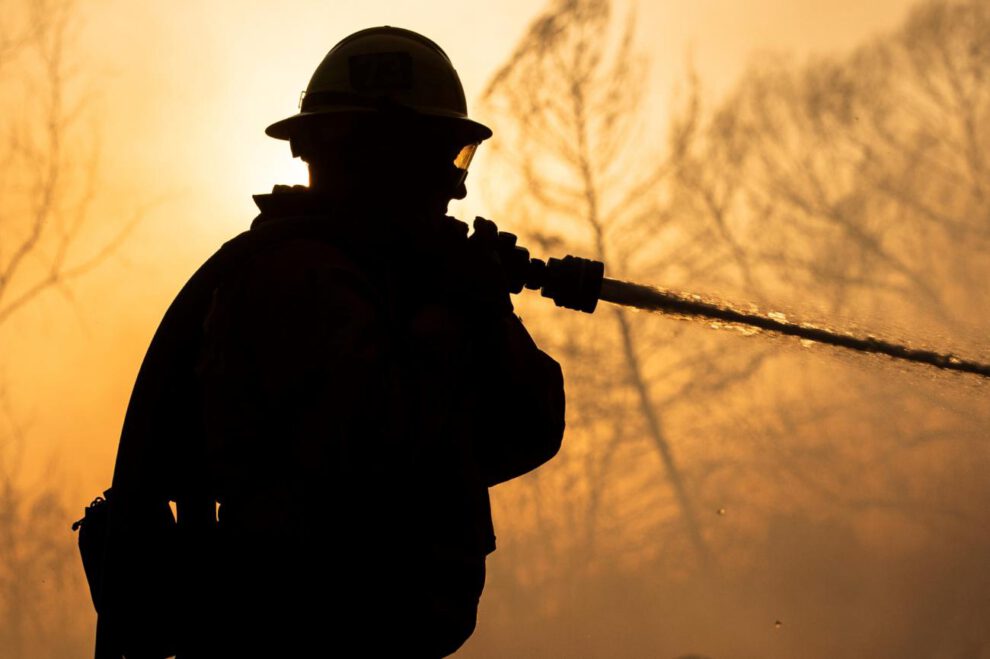 Un bombero en un incendio
