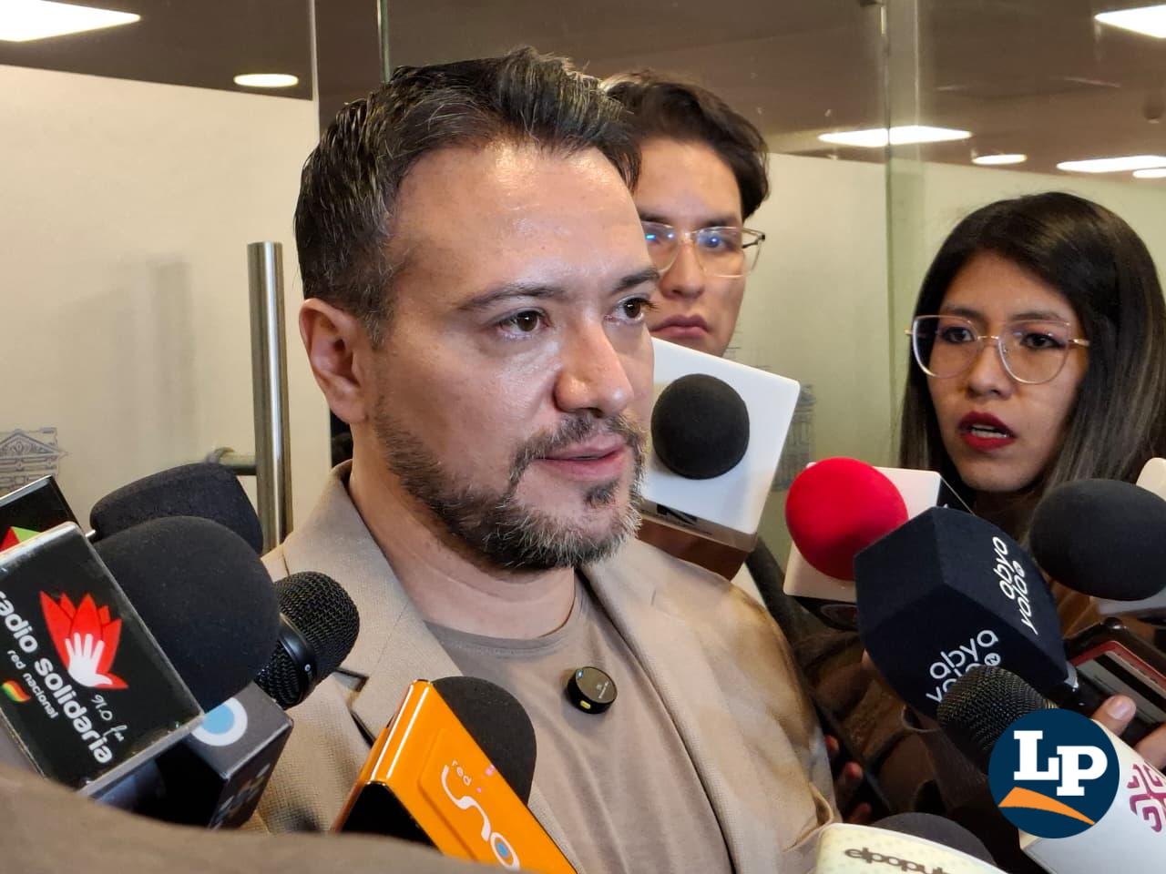El diputado Reyes en conferencia de prensa