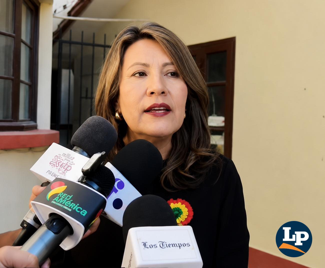 La senadora Mallon en conferencia de prensa