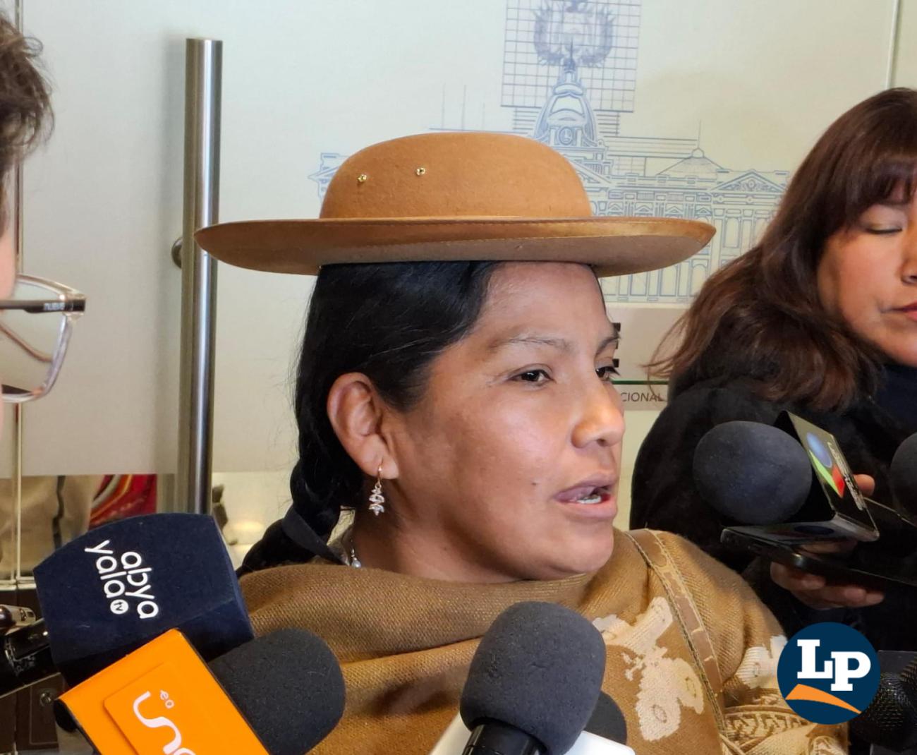 La senadora Crispín en conferencia de prensa