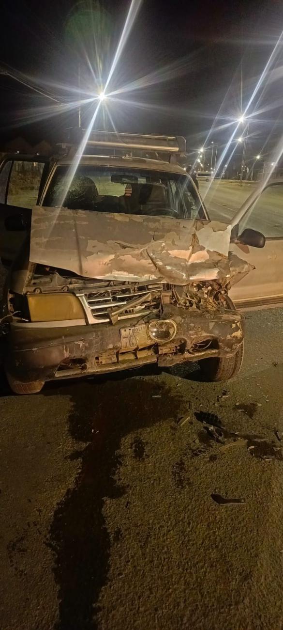 Estado en el que quedó la vagoneta gris tras el impacto