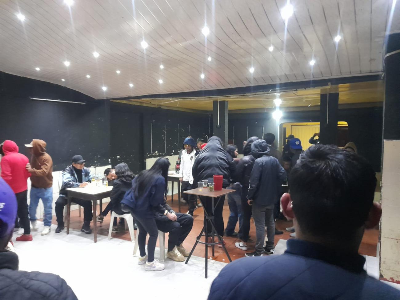Grupo de jóvenes, consumiendo bebidas alcohólicas