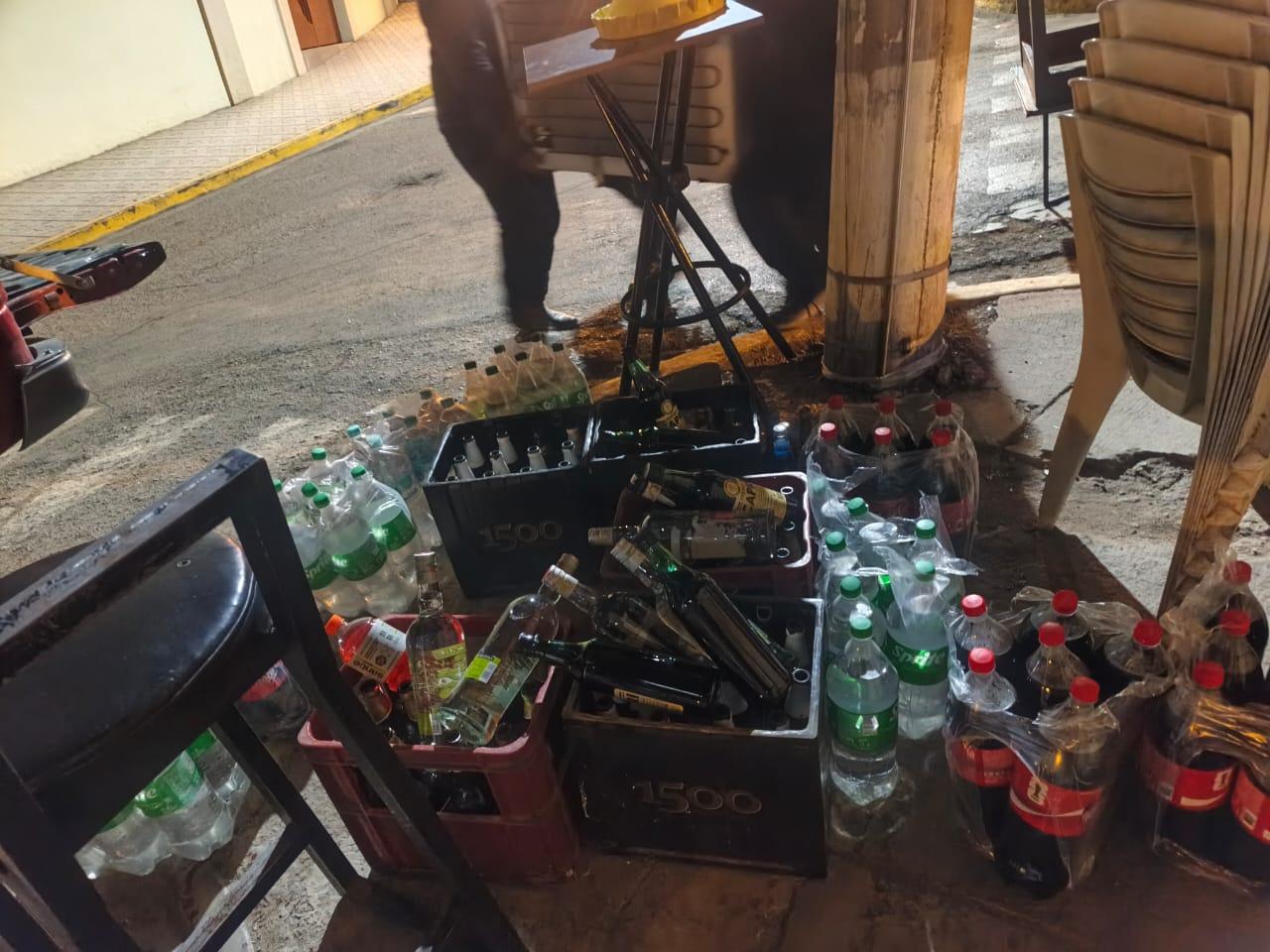 Bebidas alcohólicas y mobiliario incautados