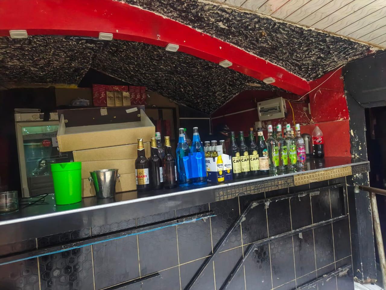 Barra de la discoteca “El Faro” con botellas de bebidas alcohólicas