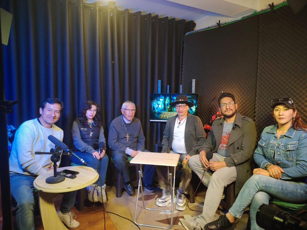 Un grupo de personas sentadas en un estudio