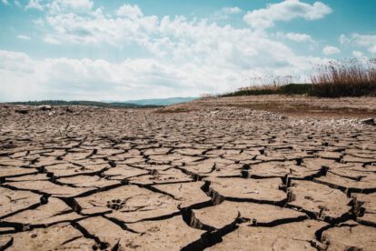 Suelo seco y profundamente agrietado