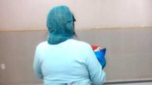 Una enfermera de espaldas