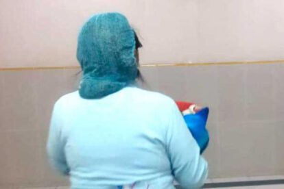 Una enfermera de espaldas