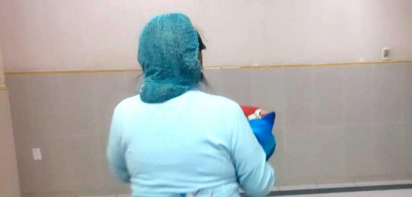 Una enfermera de espaldas