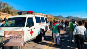 Una ambulancia y un grupo de personas