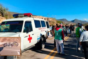 Una ambulancia y un grupo de personas