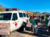 Una ambulancia y un grupo de personas