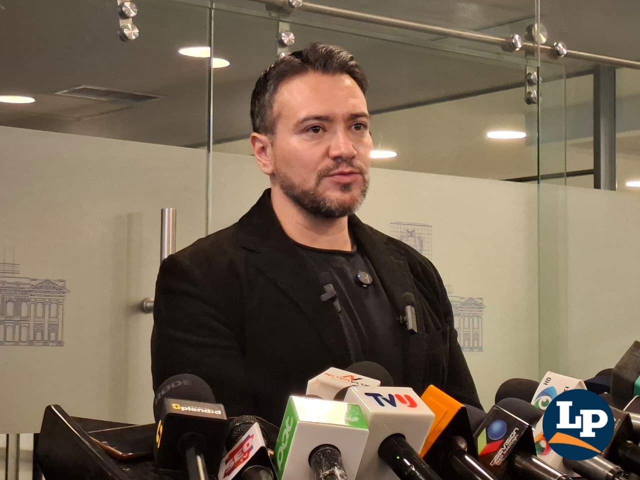 El diputado Reyes en conferencia de prensa