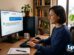 Una mujer trabajando en una computadora de escritorio