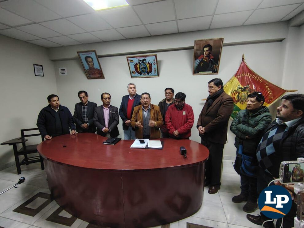 La dirigencia cívica junto a representantes de la Fedjuve