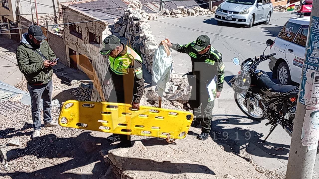 Efectivos policiales bajan el equipo necesario