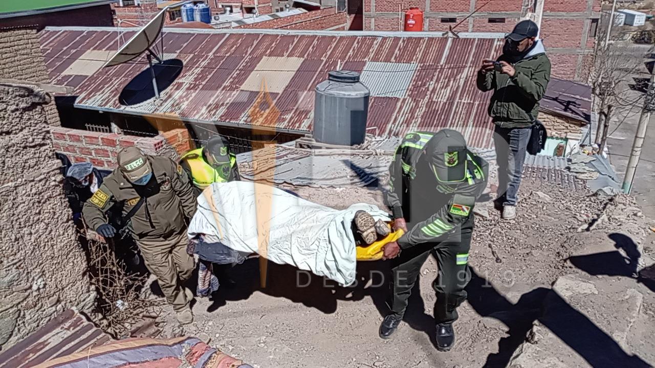 Personal de homicidios traslada el cuerpo hacia la ambulancia
